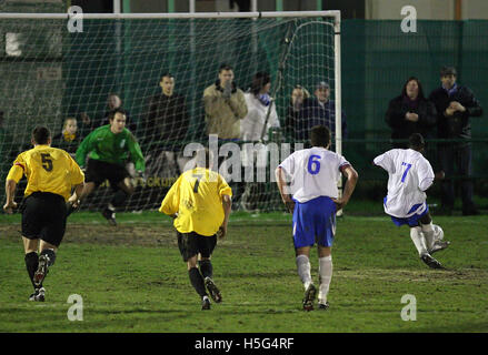 Bradley Wald-Garness (7) verwandelt den Strafstoß für Billericay - East Thurrock United Vs Billericay Stadt - Ryman League Premier Division bei Rookery Hill - 01.05.08 ausgleichen Stockfoto