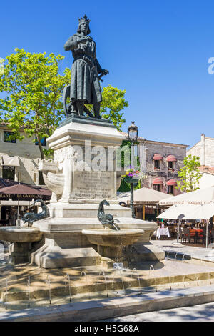 Skulptur von Saint Louis im Café gesäumten Place Saint-Louis, Aigues-Mortes, Frankreich Stockfoto