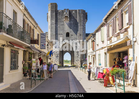 Shop-gesäumten Straße in der mittelalterlichen Stadt Aigues Mortes, Frankreich Stockfoto