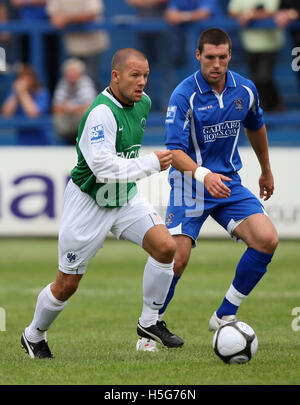 Lee Steele von Northwich sieht Jon Ashton - Grays Athletic Vs Northwich Victoria - Blue Square Conference bei den neuen Rec, Grays - 16.08.08 entziehen Stockfoto