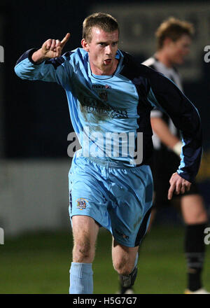 Barry Cogan Grautöne erzielt ein Tor zum 3: 0 und feiert - Grays Athletic Vs Stafford Rangers - Blue Square Premier bei der neuen Rec - 04.01.08 Stockfoto