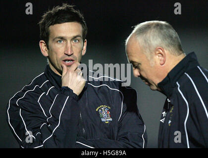 Justin Edinburgh und Andy King nachdenken Verfahren - Grays Athletic Vs York City - landesweite Konferenz bei der neuen Rec - 12.09.06 Stockfoto