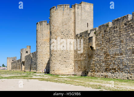 Touristen betreten die Altstadt durch eines der wichtigsten mittelalterlichen Gateways von Aigues-Mortes, Frankreich Stockfoto