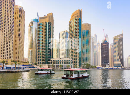 Dubai-Wasserbus in Dubai Marina, Dubai, Vereinigte Arabische Emirate Stockfoto