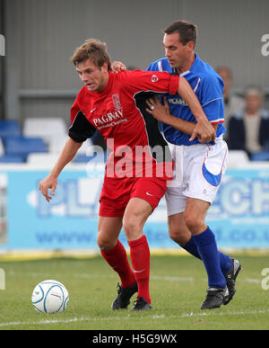 Jamie Richards von East Thurrock schirmt den Ball von Steve Heffer - Billericay Stadt Vs East Thurrock United - Ryman League Premier Division bei neuen Lodge - 10.06.07 Stockfoto