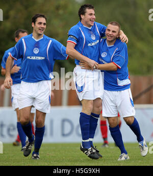 Jamie Dormer (Mitte) gratuliert Paul Abbott auf sein Ziel zu Billericay - Billericay Stadt Vs East Thurrock United - Ryman League Premier Division bei neuen Lodge - 10.06.07 Stockfoto