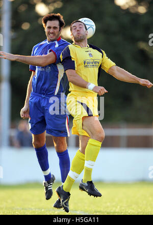 Rikki Burbridge von Billericay (links) und Jon Ashton von Grays - Billericay Stadt Vs Grays Athletic - Freundschaftsspiel in der neuen Lodge - 31.07.07 Stockfoto