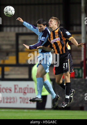 Michael Morrison von Cambridge United (rechts) in Antenne Aktion mit Craig McAllister der Grays - Cambridge United Vs Grays Athletic - Blue Square Premier League Abbey Stadium - 09.04.07 Stockfoto