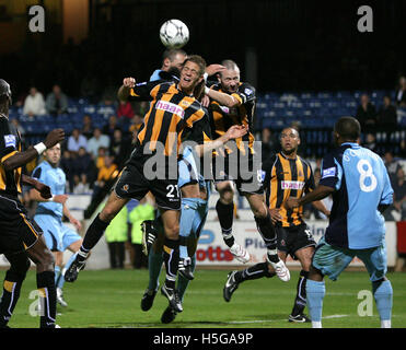 Jamie Stuart von Grays wird von Michael Morrison (21) und Mark Albrighton von Cambridge United - Cambridge United Vs Grays Athletic - Blue Square Premier League Abbey Stadium - 09.04.07 verweigert. Stockfoto