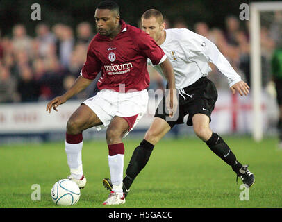 Kezie Ibe Chelmsford schirmt den Ball von Wes Faulkner - Chelmsford City Vs East Thurrock United - Ryman League Premier Division im Melbourne Park - 09.03.07 Stockfoto