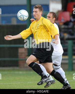 Max Cornhill von East Thurrock schirmt den Ball von Barry Stevens - East Thurrock United Vs Carshalton Athletic - Ryman League Premier Division bei Rookery Hill - 22.09.07 Stockfoto