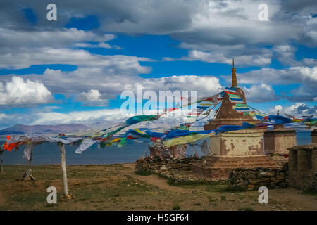 Kleine alte tibetische Kloster und betenden Mühlen auf einem Hügel über dem Heiligen See Manasarovar, Tibet Stockfoto