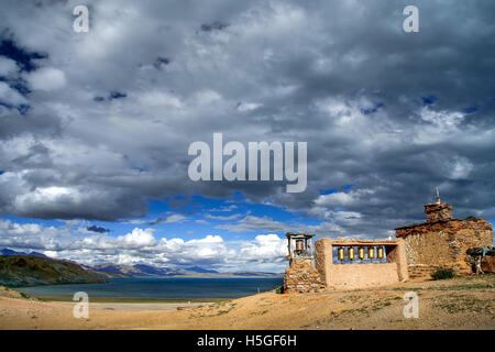 Kleine alte tibetische Kloster und betenden Mühlen auf einem Hügel über dem Heiligen See Manasarovar Tibet Stockfoto