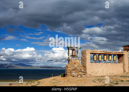 Kleine alte tibetische Kloster und betenden Mühlen auf einem Hügel über dem Heiligen See Manasarovar Tibet Stockfoto