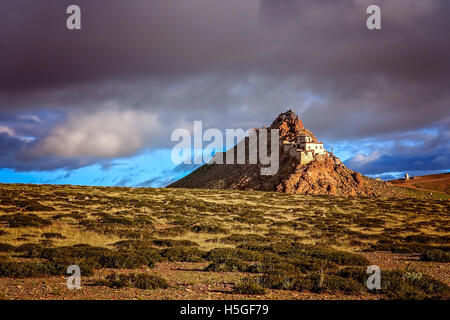 Tibetisches Kloster über dem Heiligen See Manasarovar in der Nähe von Mt. Kailash in Tibet Stockfoto