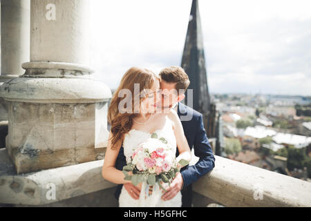 Wunderschöne Hochzeit Paare, die in der alten Stadt Lemberg Stockfoto