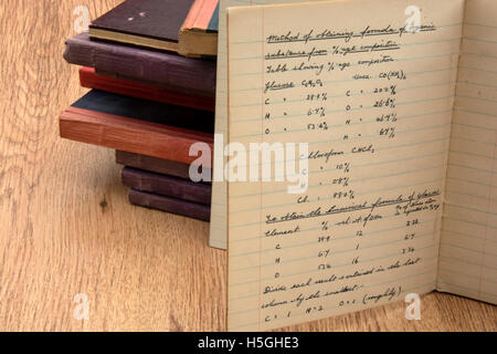 Eine offene Schulbuch über das Thema der Chemie aus dem Jahr 1936 Stockfoto