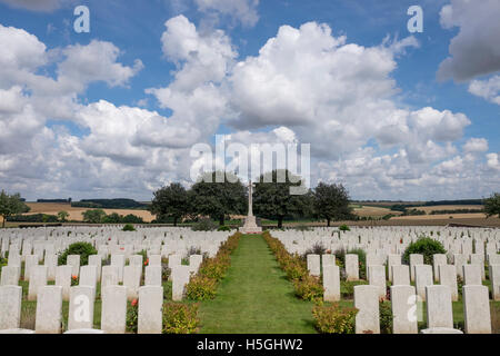 Einen allgemeinen Überblick über Dantzig Gasse British Cemetery, Mametz, Frankreich mit dem Überqueren der Opfer im Hintergrund. Stockfoto