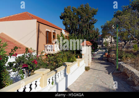 Die engen Gassen des Dorfes Emborio, Chalki Insel in der Nähe von Rhodos, Dodekanes, Griechenland. Stockfoto