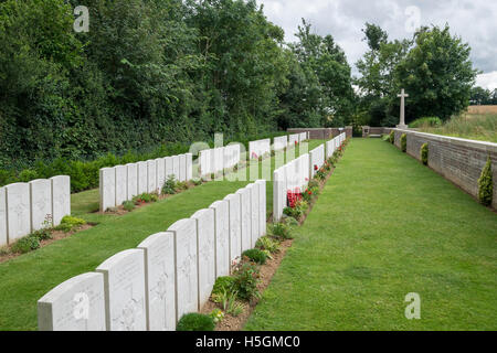 Eine Gesamtansicht der Devonshire Friedhof, Mametz, Frankreich, mit dem Kreuz der Opfer im Hintergrund auf der rechten Seite. Stockfoto