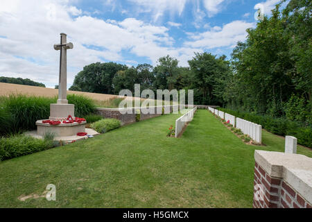 Eine Gesamtansicht der Devonshire Friedhof, Mametz, Frankreich. mit dem Überqueren der Opfer auf der linken Seite. Stockfoto