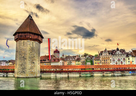 Kapellbrücke und Wasserturm in Luzern, Schweiz Stockfoto