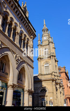 Turm der Tron-Kirche und die Architektur des Altbaus Glasgow Börse, an der Kreuzung der Nelson-Mandela-Futtertrog Stockfoto