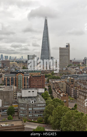 London, UK - Juli 2016: Luftaufnahme von London mit The Shard Wolkenkratzer und Themse mit grauen Wolken am Himmel Stockfoto