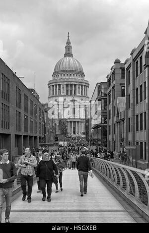 London, UK - Juli 2016: St. Pauls Kathedrale Blick von der Millennium Bridge, London Stockfoto