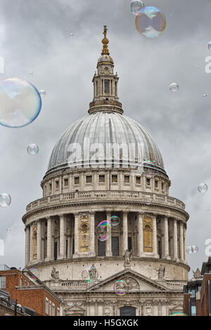 London, UK - Juli 2016: Bubbles von einer Straße Entertainer mit St. Pauls Kathedrale im Hintergrund, auf der South Bank London Stockfoto