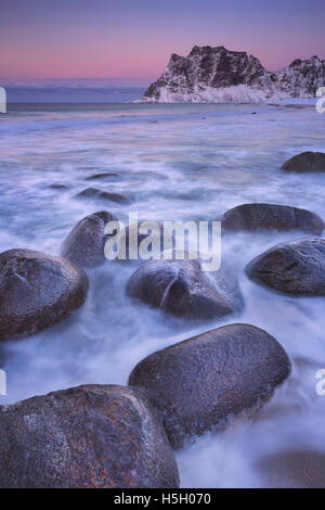 Uttakleiv Strand auf den Lofoten in Nord-Norwegen in der Dämmerung im Winter. Stockfoto