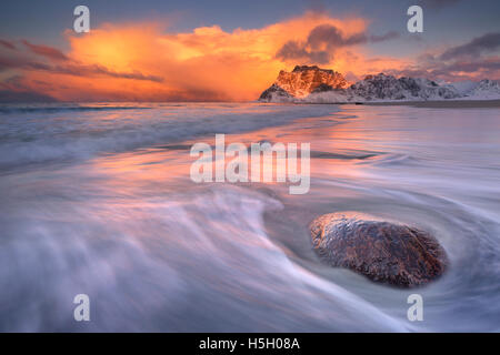 Spektakuläre Licht und einem fernen Schneesturm im wunderschönen Uttakleiv Beach auf den Lofoten im Norden Norwegens. Stockfoto
