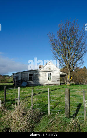 Verlassenes Haus in der Nähe von Taihapi, Hochland, Nordinsel, Neuseeland Stockfoto