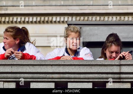 Sophie Bray (Frauen Eishockey Bronze Medaillenträger) bei den Rio 2016 Olympischen Spielen, bei den Helden wieder Feierlichkeiten auf dem Trafalgar Square... Stockfoto