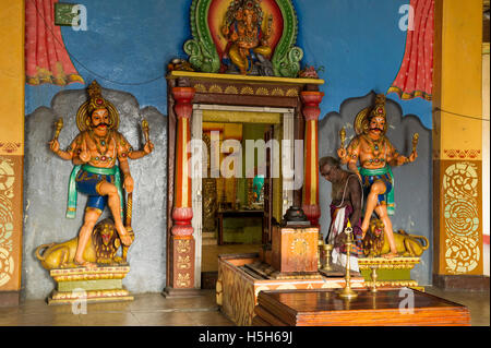 Mann, die Vorbereitung für Puja in einem kleinen Hindu Tempel, Jaffna, Sri Lanka Stockfoto
