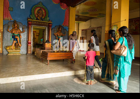 Mann, die Vorbereitung für Puja in einem kleinen Hindu Tempel, Jaffna, Sri Lanka Stockfoto