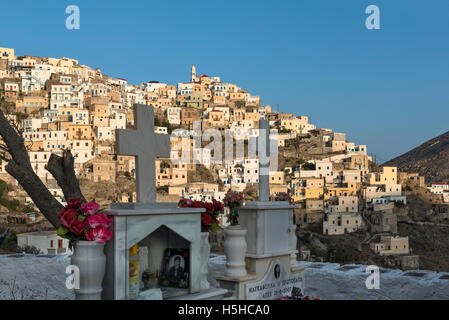 Panoramablick auf Friedhof und Dorf Olympos Insel Karpathos Griechenland Stockfoto