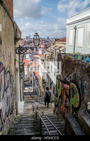 Lissabon-Straße neben dem Aussichtspunkt Senhora Do Monte, Portugal Stockfoto