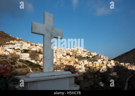 Panoramablick auf Friedhof und Dorf Olympos Insel Karpathos Griechenland Stockfoto