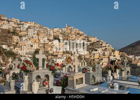 Panoramablick auf Friedhof und Dorf Olympos Insel Karpathos Griechenland Stockfoto