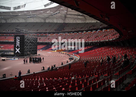 Das Nationalstadion, Sitze und Feld für Vogelnest entworfen von Jacques Herzog und Pierre de Meuron für die Olympischen Spiele in Peking. Stockfoto