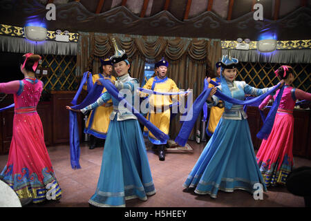 Mongolische Tänzer und Sänger, Männer und Frauen, mongolischen Kostüme tragen und auf Sie im 99 mongolische Jurten Restaurant durchzuführen. Peking, China. Stockfoto