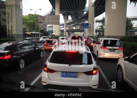 Starker Verkehr, viele moderne Autos, ein Stau am späten Nachmittag sieht man auch die zweite Ebene Autobahn oben. Shanghai. Stockfoto