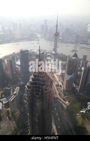 Der Jin Mao Tower, der Oriental Pearl TV Tower und anderen Hochhäuser in Pudong und Huangpu-Fluss hinter gesehen. Stockfoto