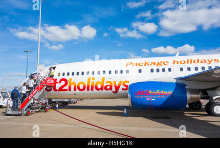 Fluggästen Jet2.com Flug am Flughafen Leeds/Bradford. England. UK Stockfoto