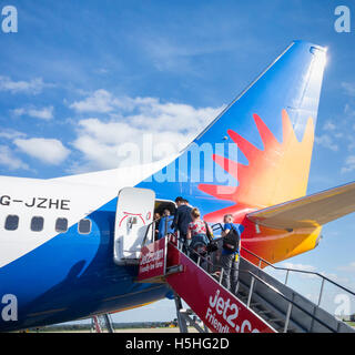 Fluggästen Jet2.com Flug am Flughafen Leeds/Bradford. England. UK Stockfoto