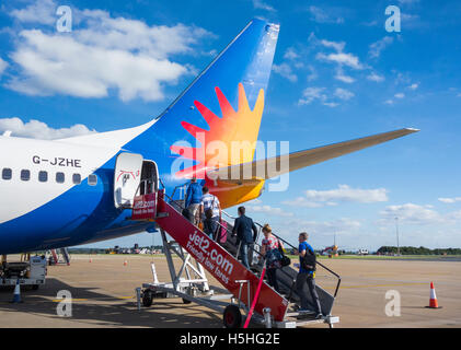 Fluggästen Jet2.com Flug am Flughafen Leeds/Bradford. England. UK Stockfoto