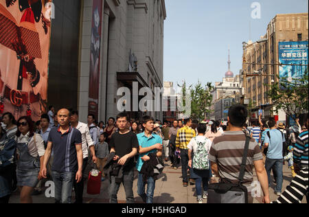 Massen von Chinesen Streifen entlang der modischen Nanjing-Straße am 1. Mai Urlaubswochenende.  Shanghai, China. Stockfoto