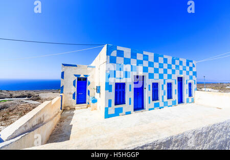Typische weiße griechisches Haus mit blauen Türen und Fenstern in