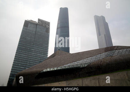 Der obere Teil des Guangzhou Opera House designed by Zaha Hadid und drei kommerziellen Hochhaus Builldings dahinter. Guangzhou. Stockfoto